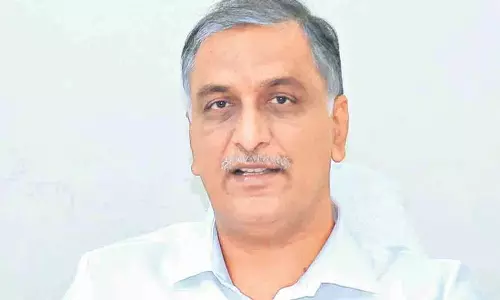 Harish Rao ने फसलें न खरीदने के लिए कांग्रेस सरकार की आलोचना की Harish Rao ने फसलें न खरीदने के लिए कांग्रेस सरकार की आलोचना की