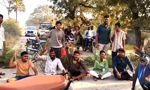Kondaparthi के ग्रामीणों ने सड़क निर्माण के लिए विरोध प्रदर्शन किया
