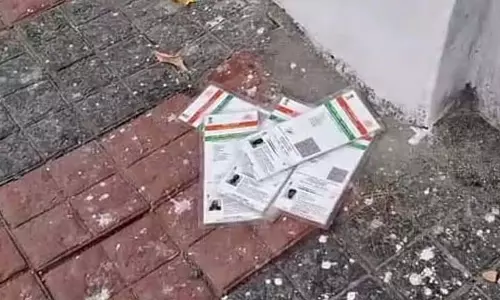 Salt Lake रोड पर आधार कार्ड मिलने से यात्रियों में हंगामा