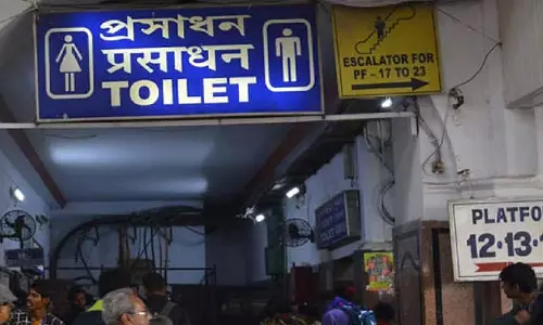 Howrah शहर में खुले शौचालयों से बदबू आती है, लोगों को सांस लेने में दिक्कत होती है Howrah शहर में खुले शौचालयों से बदबू आती है, लोगों को सांस लेने में दिक्कत होती है