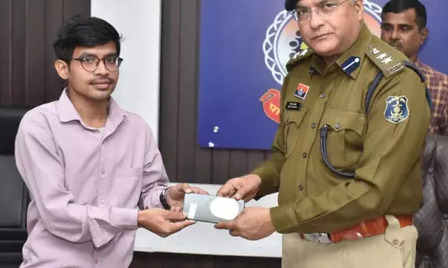 दुर्ग पुलिस ने 175 गुम मोबाइल बरामद कर मूल्यवान 36 लाख रुपए की संपत्ति स्वामियों को लौटाई दुर्ग पुलिस ने 175 गुम मोबाइल बरामद कर मूल्यवान 36 लाख रुपए की संपत्ति स्वामियों को लौटाई