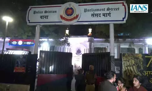 छात्रों ने Sansad Marg थाने के बाहर जमा होकर हिरासत में लिए गए प्रदर्शनकारियों का समर्थन किया