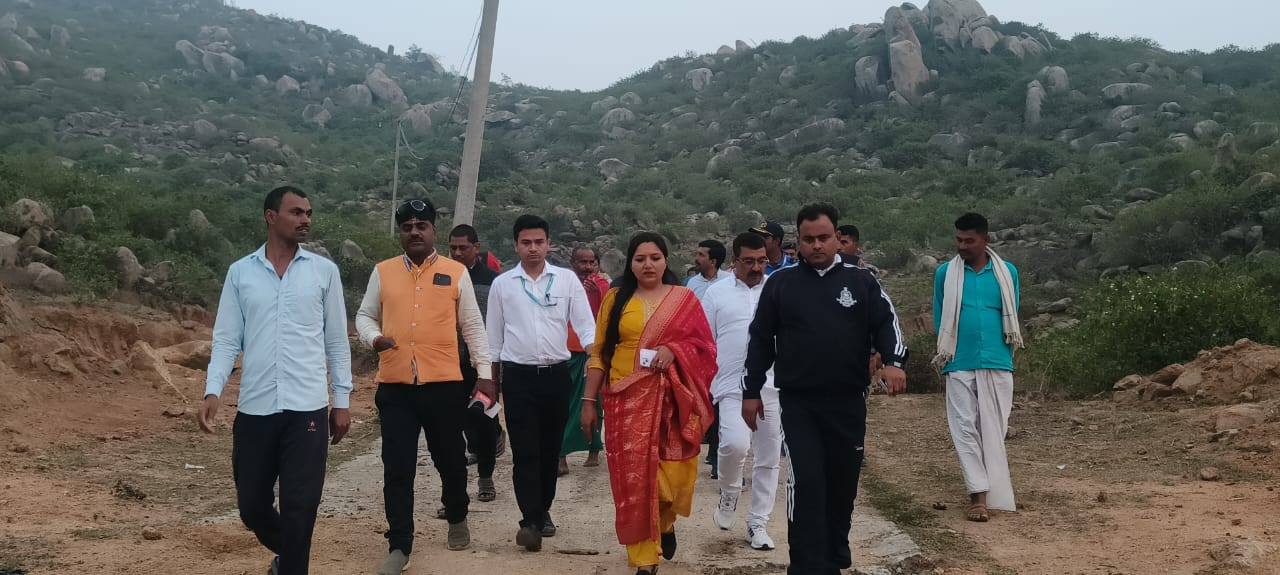 DM ने किया ऐतिहासिक विरासत को संजोए सत्संडा पहाड़ी का स्थलीय निरीक्षण