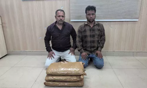 7 किलो गांजा के साथ 2 तस्कर गिरफ्तार 7 किलो गांजा के साथ 2 तस्कर गिरफ्तार