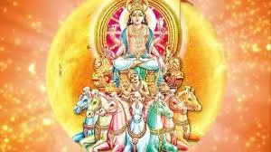 Surya Dev worship on Sunday: जानिए रविवार के दिन ही क्यों की जाती है भगवान सूर्य देव की पूजा Surya Dev worship on Sunday: जानिए रविवार के दिन ही क्यों की जाती है भगवान सूर्य देव की पूजा