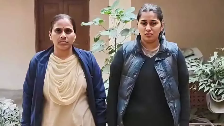 नर्स वारदात को अंजाम दे रही थी अपराधी प्रेमी संग मिलकर, पकड़ी गई नर्स वारदात को अंजाम दे रही थी अपराधी प्रेमी संग मिलकर, पकड़ी गई