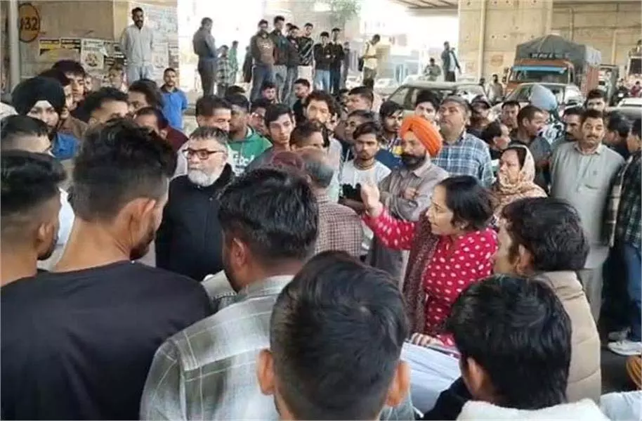 Jammu-Kashmir: National Highway पर शव रख कर जोरदार प्रदर्शन, परिजनों ने की न्याय की मांग Jammu-Kashmir: National Highway पर शव रख कर जोरदार प्रदर्शन, परिजनों ने की न्याय की मांग