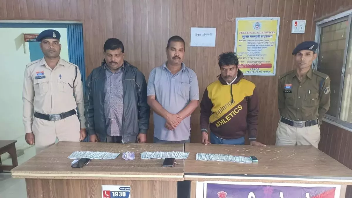 डेढ़ लाख के नकली नोट जब्त, तीन गिरफ्तार डेढ़ लाख के नकली नोट जब्त, तीन गिरफ्तार