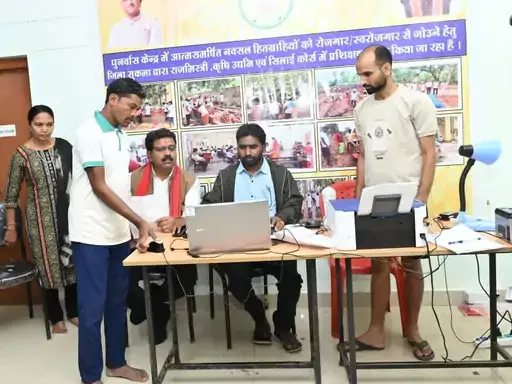 गृहमंत्री विजय शर्मा ने सरेंडर नक्सलियों का बनवाया आधार और राशन कार्ड गृहमंत्री विजय शर्मा ने सरेंडर नक्सलियों का बनवाया आधार और राशन कार्ड