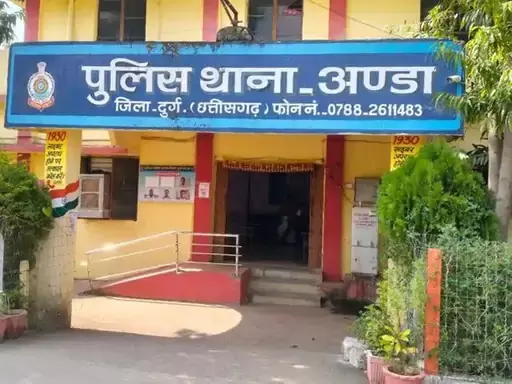 यात्री प्रतीक्षालय में गांजा तस्कर गिरफ्तार, ट्रॉली बैग से गांजा जब्त यात्री प्रतीक्षालय में गांजा तस्कर गिरफ्तार, ट्रॉली बैग से गांजा जब्त