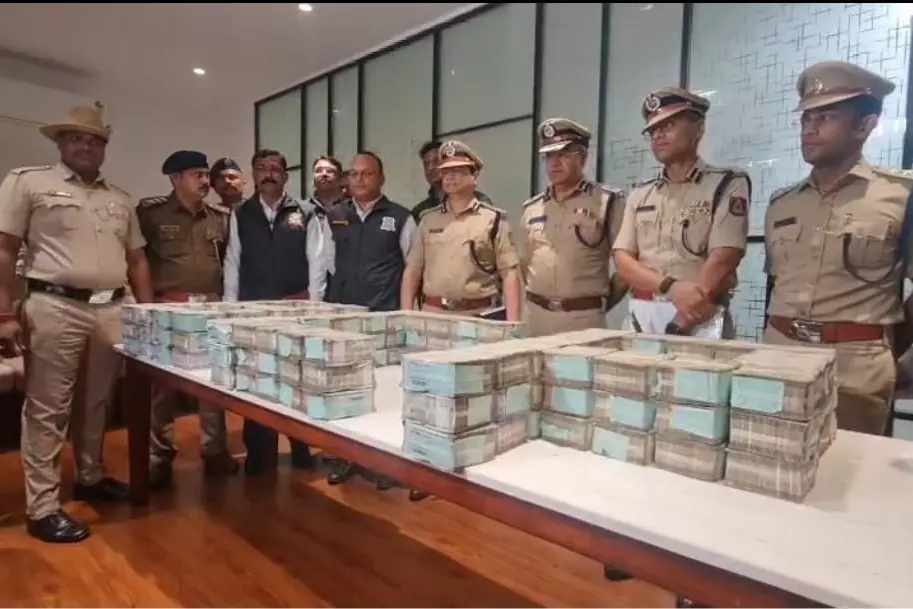 Bengaluru में कैश वैन डकैती का मामला, पुलिस ने बरामद किया भारी राशि Bengaluru में कैश वैन डकैती का मामला, पुलिस ने बरामद किया भारी राशि