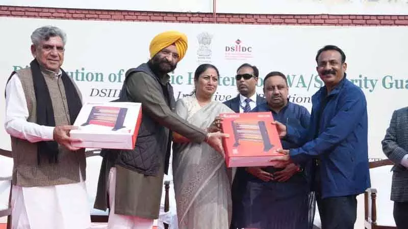 Delhi सरकार ने रात के सिक्योरिटी गार्ड्स को इलेक्ट्रिक हीटर बांटे Delhi सरकार ने रात के सिक्योरिटी गार्ड्स को इलेक्ट्रिक हीटर बांटे