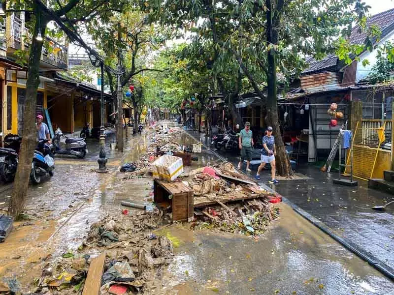 Hanoi वियतनाम में बाढ़ से 90 से ज़्यादा लोगों की मौत Hanoi वियतनाम में बाढ़ से 90 से ज़्यादा लोगों की मौत