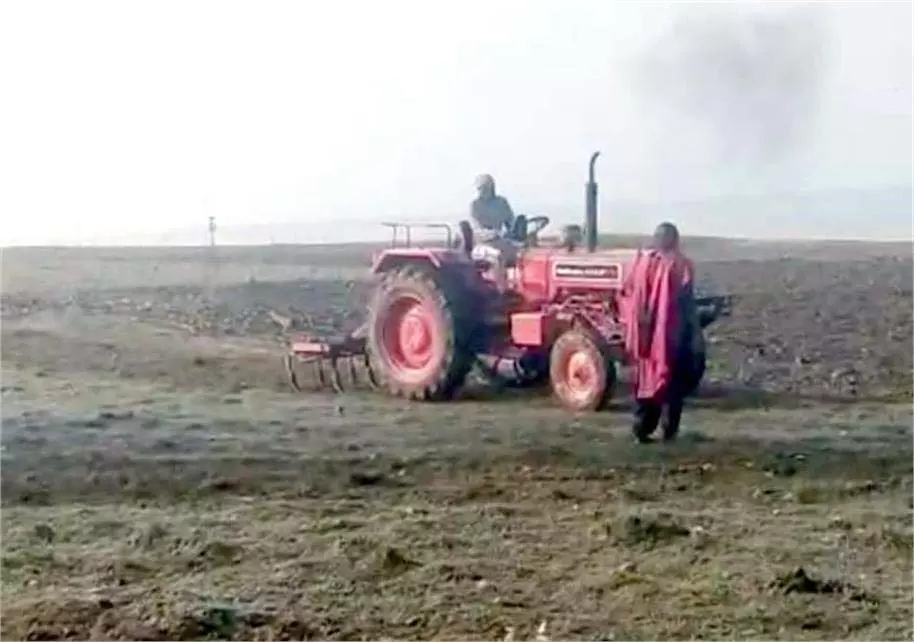 Kangra: पौंग झील में भू-माफिया का आतंक, मां-बेटी को दी ट्रैक्टर से कुचलने की धमकी Kangra: पौंग झील में भू-माफिया का आतंक, मां-बेटी को दी ट्रैक्टर से कुचलने की धमकी