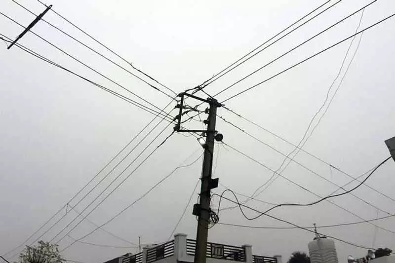 NOC की अब ज़रूरत नहीं, बिना मंज़ूरी वाली कॉलोनी के लोग बिजली कनेक्शन के लिए लाइन में लगे NOC की अब ज़रूरत नहीं, बिना मंज़ूरी वाली कॉलोनी के लोग बिजली कनेक्शन के लिए लाइन में लगे