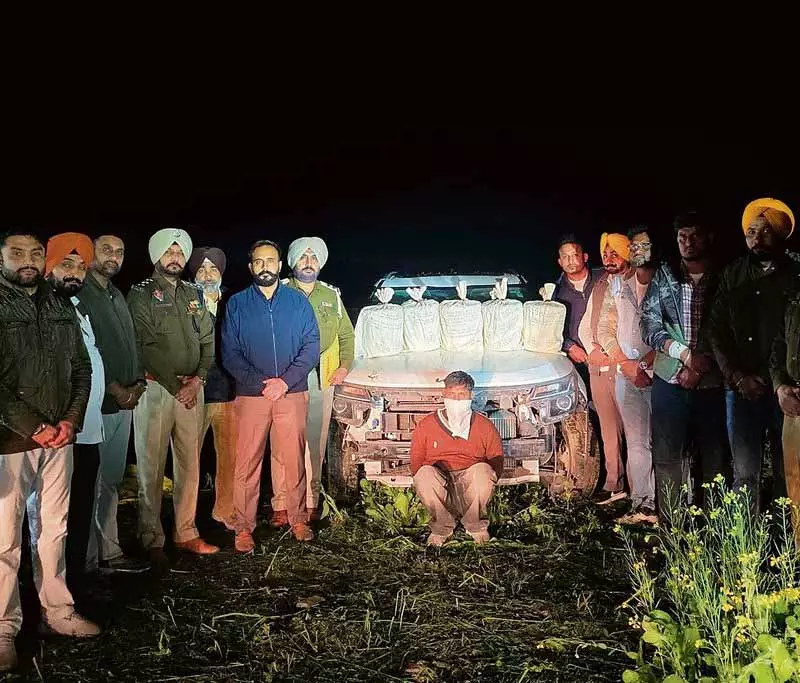 Punjab: ड्रग तस्कर 50 किलो हेरोइन के साथ पकड़ा गया Punjab: ड्रग तस्कर 50 किलो हेरोइन के साथ पकड़ा गया
