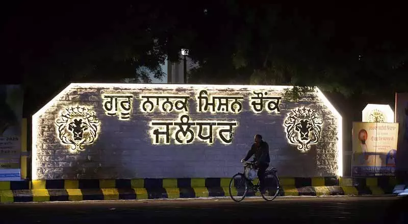 गुरु नानक मिशन चौक Jalandhar के सुंदर चौराहों में शामिल गुरु नानक मिशन चौक Jalandhar के सुंदर चौराहों में शामिल