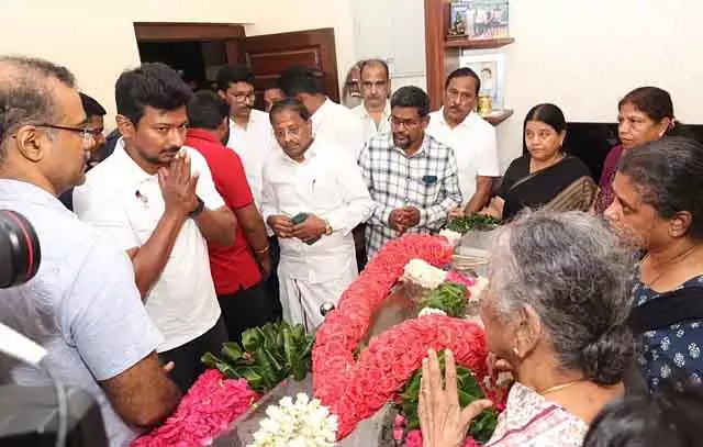 Tamil Nadu : कवि इरोड तमिलानबन का पुलिस सम्मान के साथ अंतिम संस्कार किया गया Tamil Nadu : कवि इरोड तमिलानबन का पुलिस सम्मान के साथ अंतिम संस्कार किया गया
