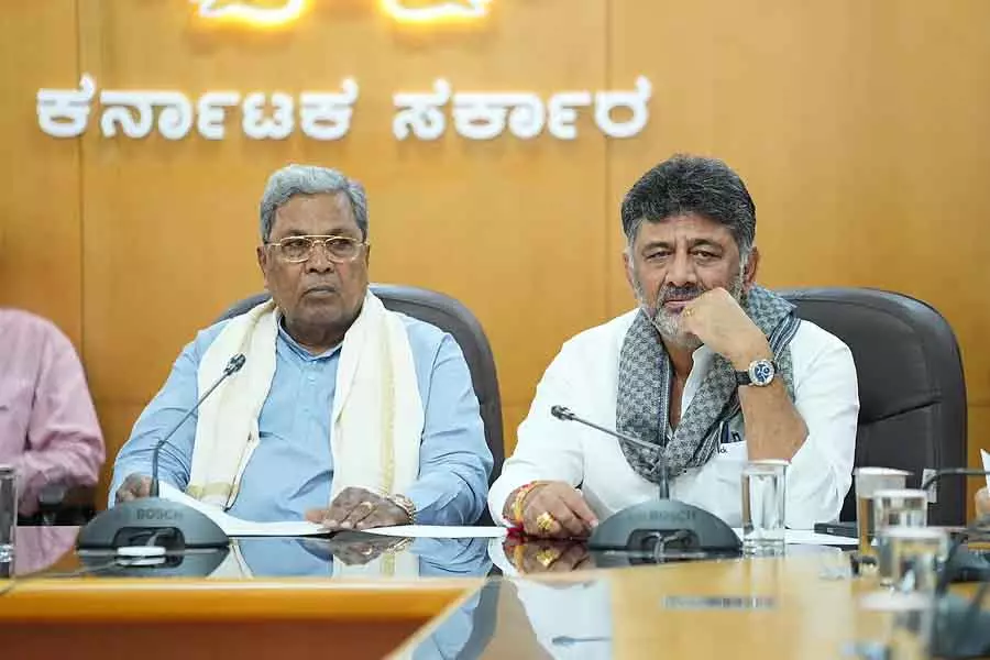 कैबिनेट में फेरबदल, CM बदलाव: कांग्रेस में गुटबाजी तेज कैबिनेट में फेरबदल, CM बदलाव: कांग्रेस में गुटबाजी तेज