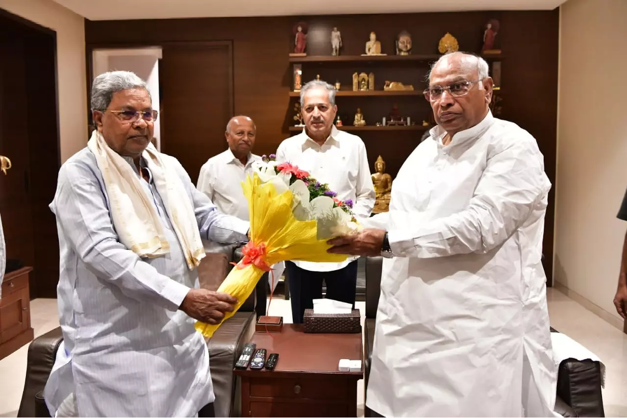 CM का बयान: हाईकमान का निर्णय ही अंतिम, खड़गे से हुई सकारात्मक बैठक CM का बयान: हाईकमान का निर्णय ही अंतिम, खड़गे से हुई सकारात्मक बैठक