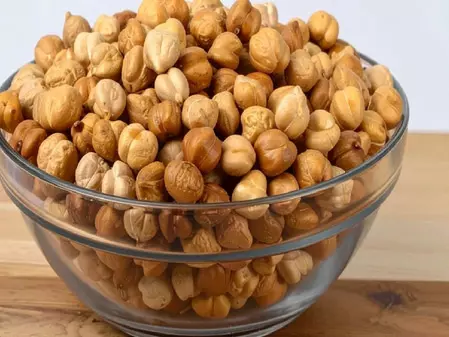महंगे प्रोटीन पाउडर का अच्छा विकल्प है भुना चना, सेवन से मिलेंगे कई लाभ महंगे प्रोटीन पाउडर का अच्छा विकल्प है भुना चना, सेवन से मिलेंगे कई लाभ