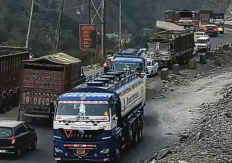 Srinagar जम्मू एनएच दोतरफा यातायात के लिए खुला Srinagar जम्मू एनएच दोतरफा यातायात के लिए खुला