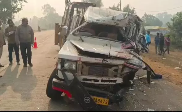 टूरिस्ट गाड़ी के खड़े ट्रक से टकराने से एक की मौत, 12 घायल टूरिस्ट गाड़ी के खड़े ट्रक से टकराने से एक की मौत, 12 घायल
