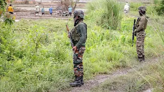 बैन संगठनों से जुड़े चार आतंकवादी गिरफ्तार; भारी मात्रा में हथियार बरामद बैन संगठनों से जुड़े चार आतंकवादी गिरफ्तार; भारी मात्रा में हथियार बरामद