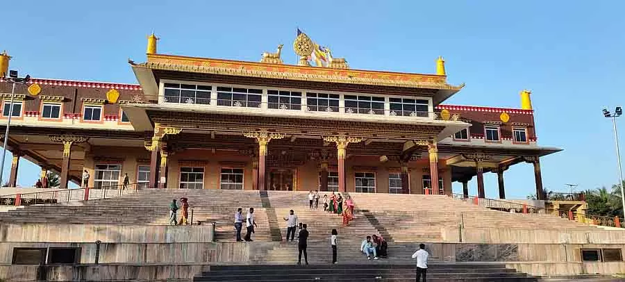 लामा के दौरे की बैकग्राउंड पेंटिंग: रिफ्यूजी कैंप आकर्षण का केंद्र बना लामा के दौरे की बैकग्राउंड पेंटिंग: रिफ्यूजी कैंप आकर्षण का केंद्र बना