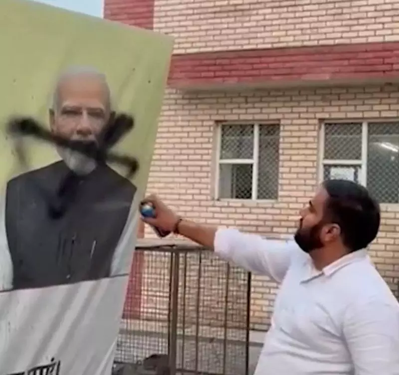 यूथ कांग्रेस नेता और उनके साथी को PM और CM के पोस्टर खराब करने के आरोप यूथ कांग्रेस नेता और उनके साथी को PM और CM के पोस्टर खराब करने के आरोप