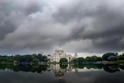 चक्रवात ‘सेन्यार’ का असर: दक्षिण बंगाल में सर्दी देर से आने का अनुमान चक्रवात ‘सेन्यार’ का असर: दक्षिण बंगाल में सर्दी देर से आने का अनुमान