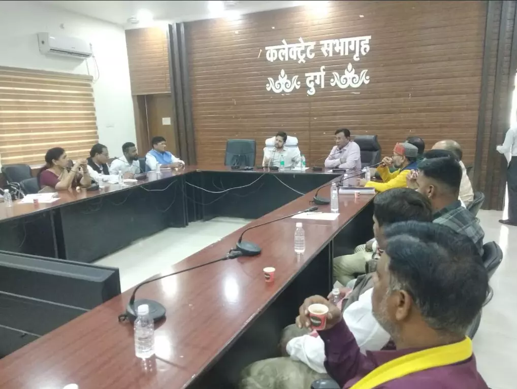 SIR : मान्यता प्राप्त राजनीतिक दलों की हुई बैठक SIR : मान्यता प्राप्त राजनीतिक दलों की हुई बैठक