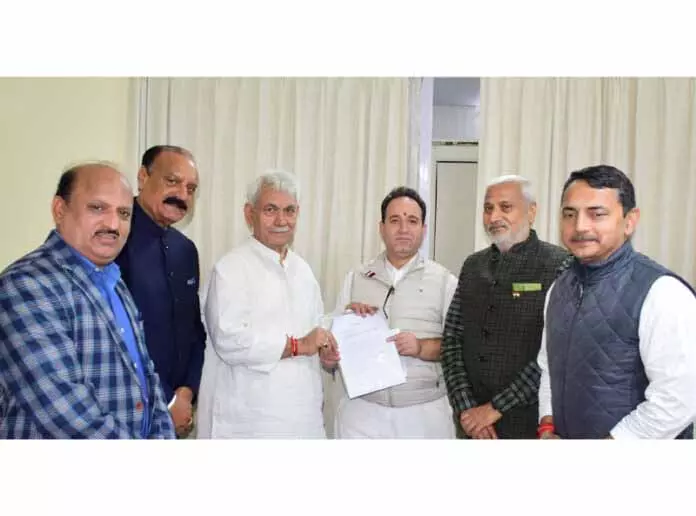 एलओपी ने बीजेपी विधायकों और MP Jugal के साथ एलजी से मुलाकात की एलओपी ने बीजेपी विधायकों और MP Jugal के साथ एलजी से मुलाकात की