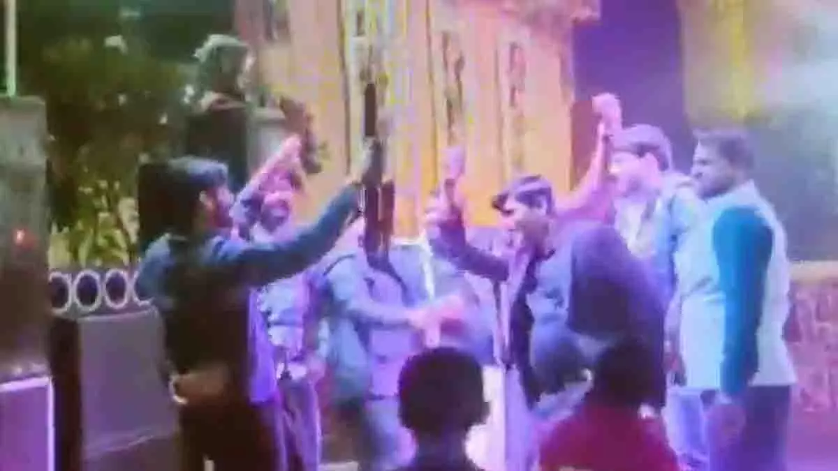 अलीगढ़ DJ इवेंट में राइफल के साथ डांस करते दिखे युवक, जांच शुरू अलीगढ़ DJ इवेंट में राइफल के साथ डांस करते दिखे युवक, जांच शुरू