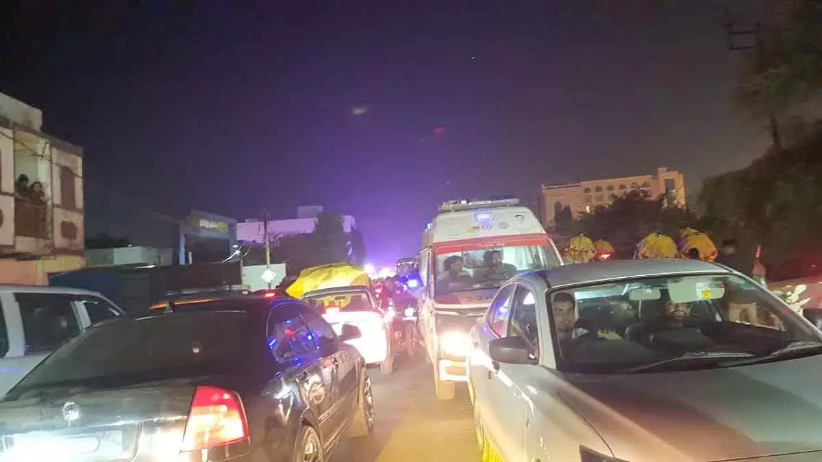 शादियों की भीड़ के कारण दमोह-जबलपुर हाईवे 1 km तक जाम रहा, एम्बुलेंस एक घंटे से ज़्यादा समय तक फंसी रही शादियों की भीड़ के कारण दमोह-जबलपुर हाईवे 1 km तक जाम रहा, एम्बुलेंस एक घंटे से ज़्यादा समय तक फंसी रही
