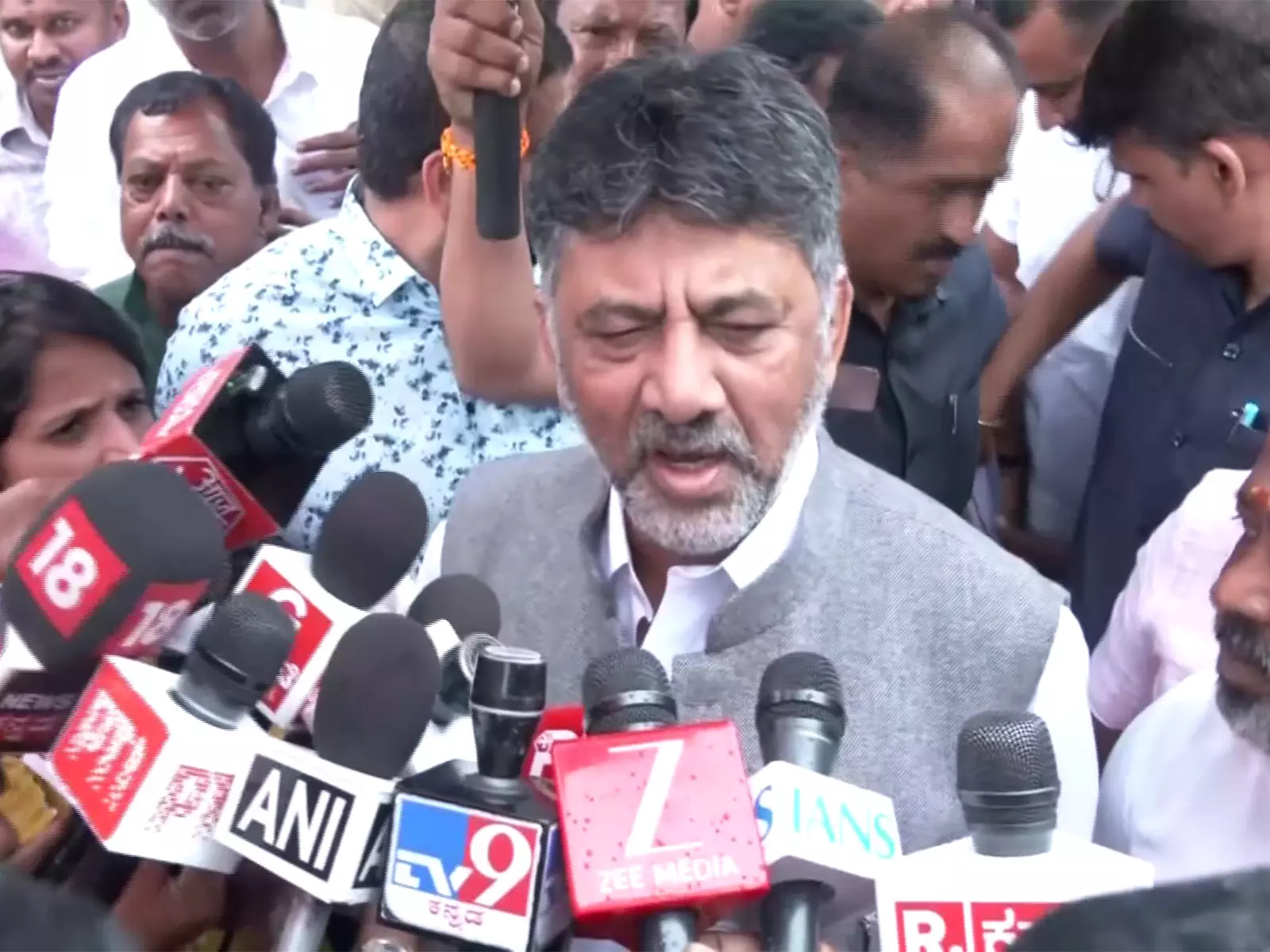 कर्नाटक में भूमि अधिग्रहण मामलों की जांच के लिए एसआईटी गठित होगी: डिप्टी सीएम डीके शिवकुमार कर्नाटक में भूमि अधिग्रहण मामलों की जांच के लिए एसआईटी गठित होगी: डिप्टी सीएम डीके शिवकुमार