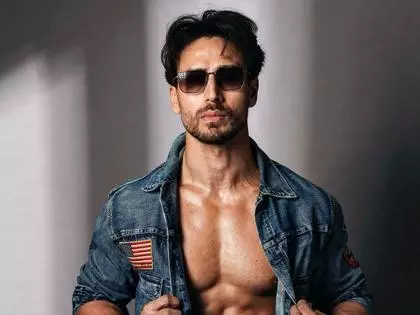 Tiger Shroff ने 26/11 शहीदों को नमन करते हुए वंदे मातरम गाया Tiger Shroff ने 26/11 शहीदों को नमन करते हुए वंदे मातरम गाया