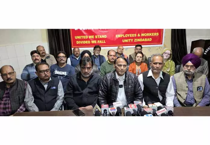 JAMMU: पेंशनर्स और सीनियर सिटिजन्स ने सरकार की ‘कर्मचारी विरोधी नीतियों’ की निंदा की JAMMU: पेंशनर्स और सीनियर सिटिजन्स ने सरकार की ‘कर्मचारी विरोधी नीतियों’ की निंदा की