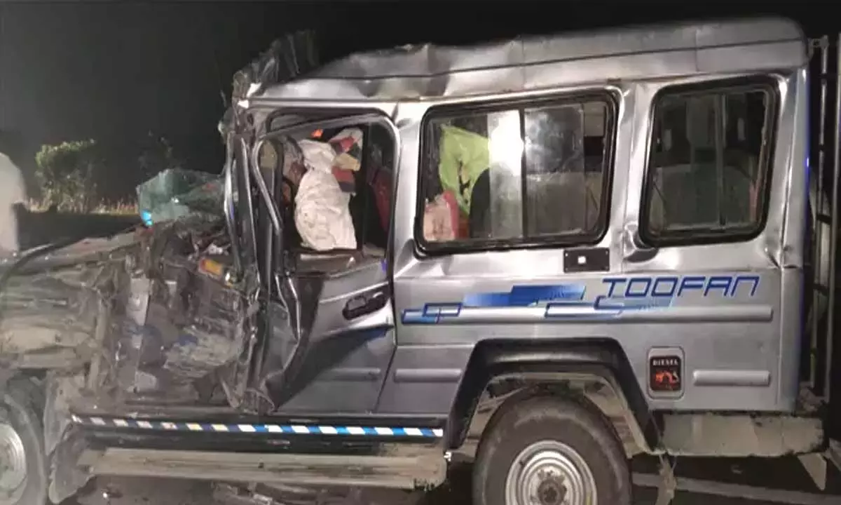 Andhra: श्रीकाकुलम में वैन और लॉरी की टक्कर में चार लोगों की मौत, छह घायल Andhra: श्रीकाकुलम में वैन और लॉरी की टक्कर में चार लोगों की मौत, छह घायल