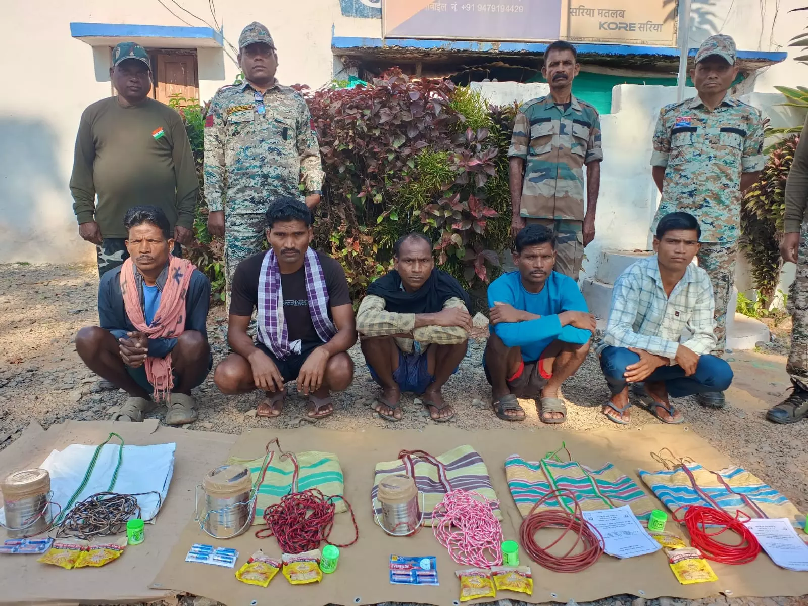 टिफिन बम के साथ बीजापुर में 5 माओवादी गिरफ्तार टिफिन बम के साथ बीजापुर में 5 माओवादी गिरफ्तार