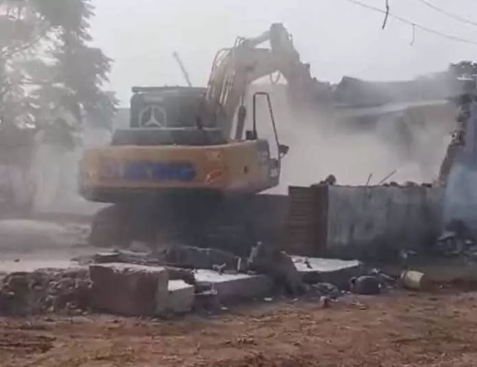 JAMMU: अवैध प्रॉपर्टी गिराई गई, 14 कनाल ज़मीन वापस मिली JAMMU: अवैध प्रॉपर्टी गिराई गई, 14 कनाल ज़मीन वापस मिली