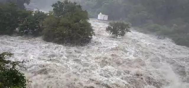 नेल्लई जिले में भारी बारिश : थामिरावरुनी नदी में बाढ़ नेल्लई जिले में भारी बारिश : थामिरावरुनी नदी में बाढ़