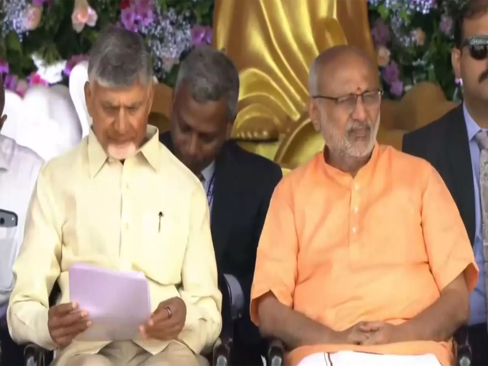श्री सत्य साईं शताब्दी: वीपी राधाकृष्णन, सीएम नायडू आंध्र के पुट्टपर्थी में समारोह में शामिल हुए श्री सत्य साईं शताब्दी: वीपी राधाकृष्णन, सीएम नायडू आंध्र के पुट्टपर्थी में समारोह में शामिल हुए