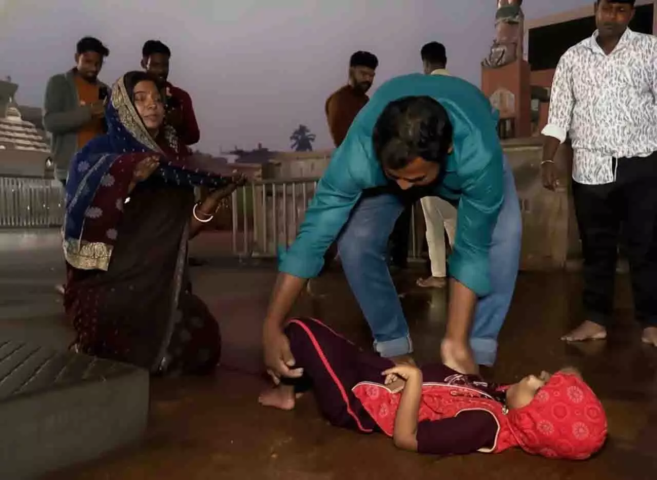 Bhubaneswar: बॉयफ्रेंड ने महिला का गला रेतकर किया गंभीर हमला Bhubaneswar: बॉयफ्रेंड ने महिला का गला रेतकर किया गंभीर हमला