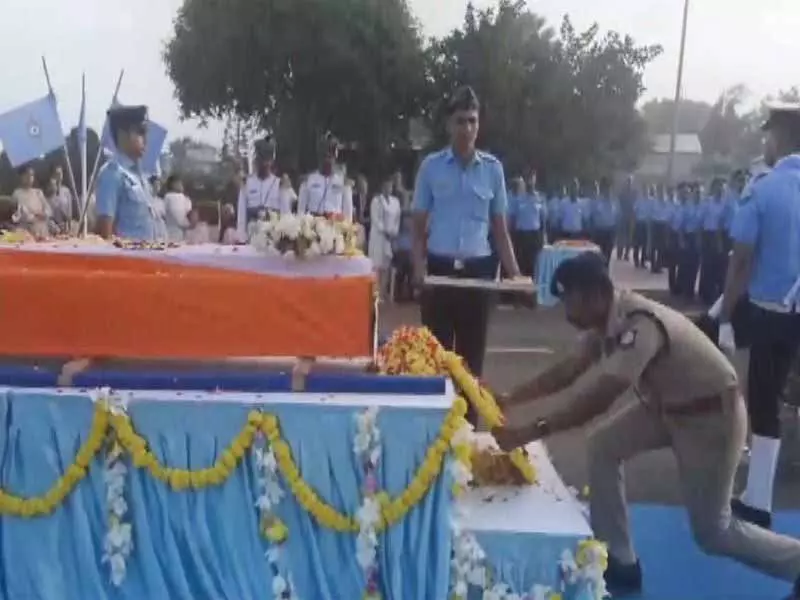 विंग कमांडर नमांश स्याल का पार्थिव शरीर Coimbatore के सुलूर एयर बेस पर लाया गया विंग कमांडर नमांश स्याल का पार्थिव शरीर Coimbatore के सुलूर एयर बेस पर लाया गया
