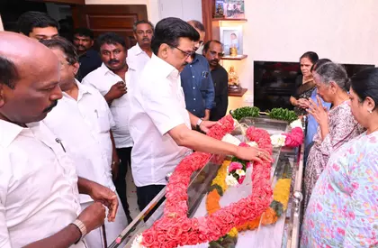 इरोड तमिलनबन का अंतिम संस्कार, CM स्टालिन ने किया सम्मान इरोड तमिलनबन का अंतिम संस्कार, CM स्टालिन ने किया सम्मान