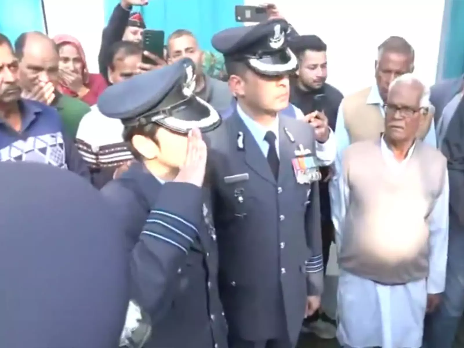 विंग कमांडर अफशां ने तेजस दुर्घटना में शहीद हुए अपने बहादुर पति नमांश को भावभीनी विदाई दी विंग कमांडर अफशां ने तेजस दुर्घटना में शहीद हुए अपने बहादुर पति नमांश को भावभीनी विदाई दी