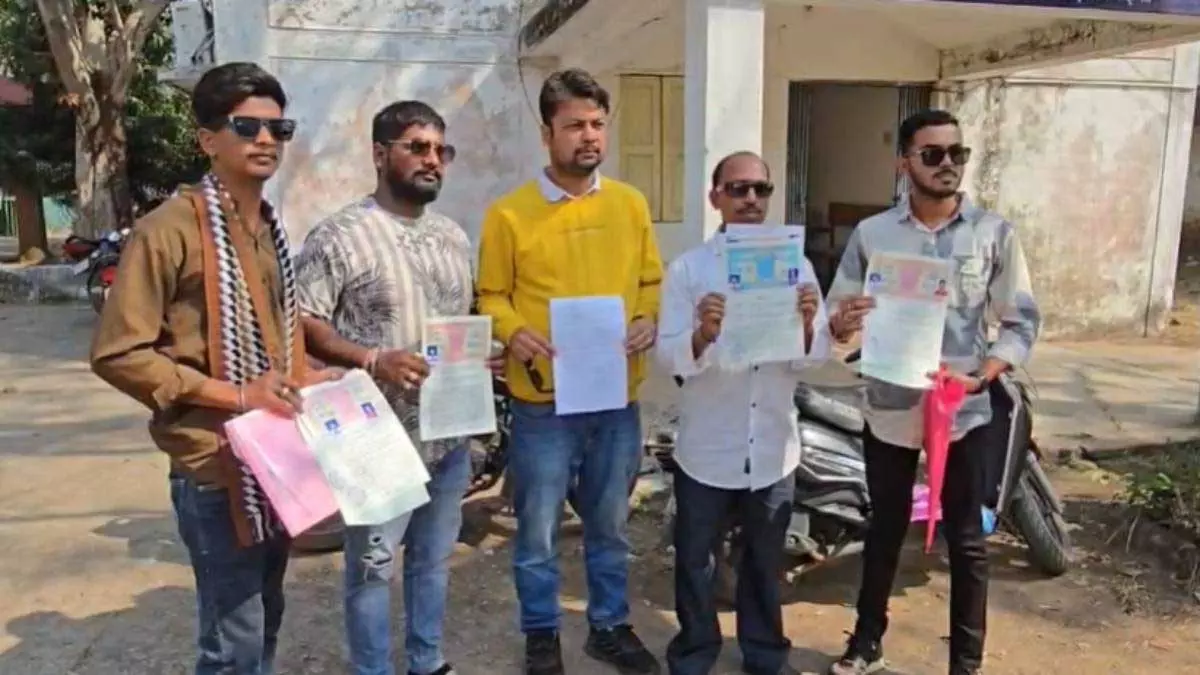 जमीन दिखाकर धोखाधड़ी का खुलासा, एसपी कार्यालय पहुंचे पीड़ित जमीन दिखाकर धोखाधड़ी का खुलासा, एसपी कार्यालय पहुंचे पीड़ित