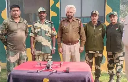 इलाके में बीएसएफ की बड़ी कार्रवाई, ड्रोन और हेरोइन जब्त इलाके में बीएसएफ की बड़ी कार्रवाई, ड्रोन और हेरोइन जब्त