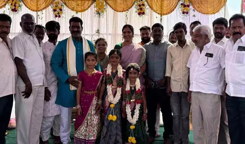 Padmadevender Reddy ने मेडक में एक कार्यक्रम में बच्चों को आशीर्वाद दिया Padmadevender Reddy ने मेडक में एक कार्यक्रम में बच्चों को आशीर्वाद दिया